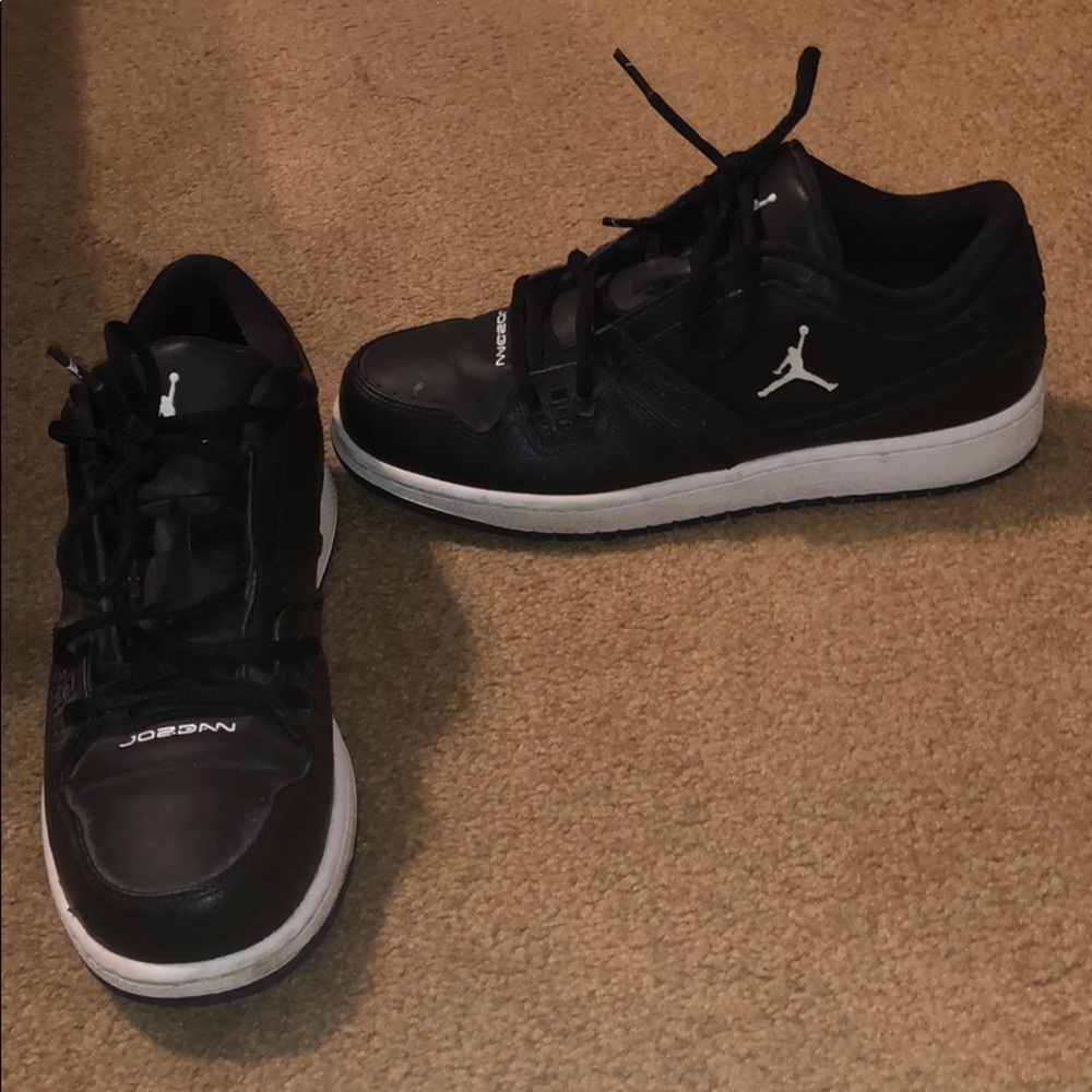 Black nd white Jordan sneakers worn once